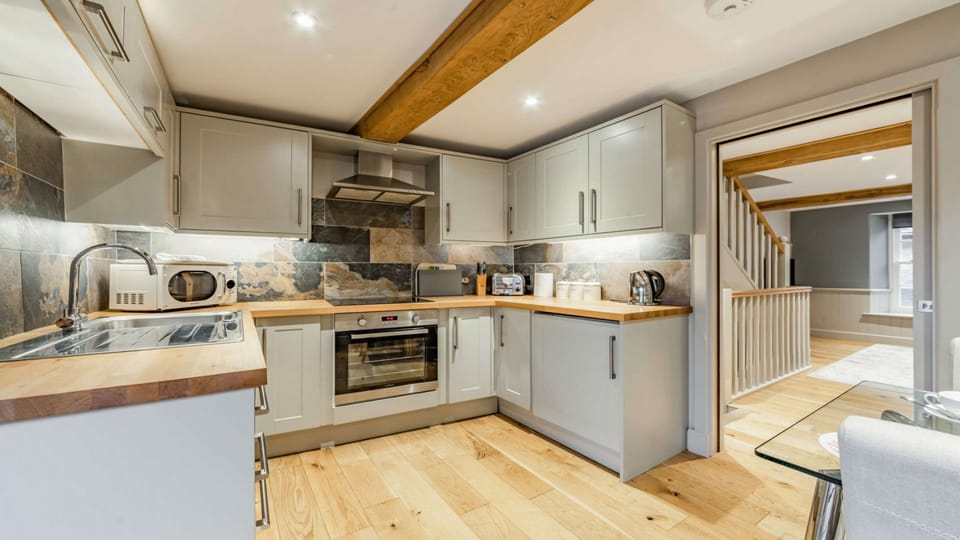 Church View Apartment Kitchen - StayCotswold