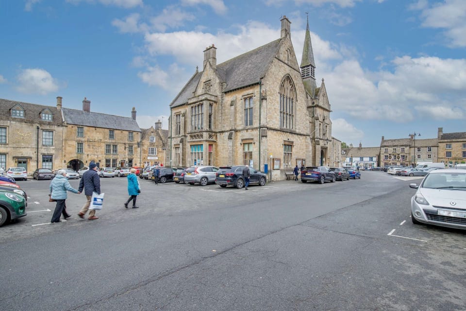 Church View Apartment Double Bed - StayCotswold