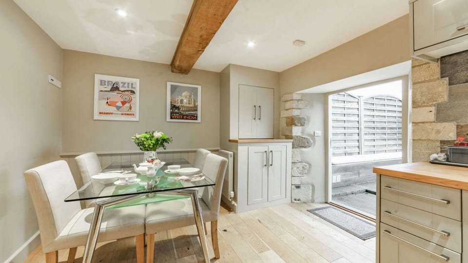 Church View Apartment Dining Area - StayCotswold