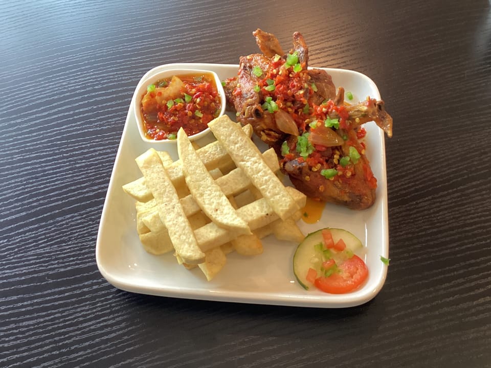 2 restaurants; breakfast, lunch, dinner, and brunch served
