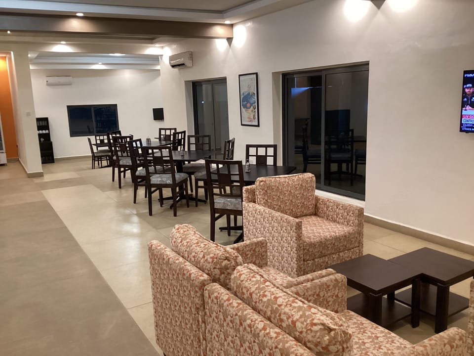 2 restaurants; breakfast, lunch, dinner, and brunch served