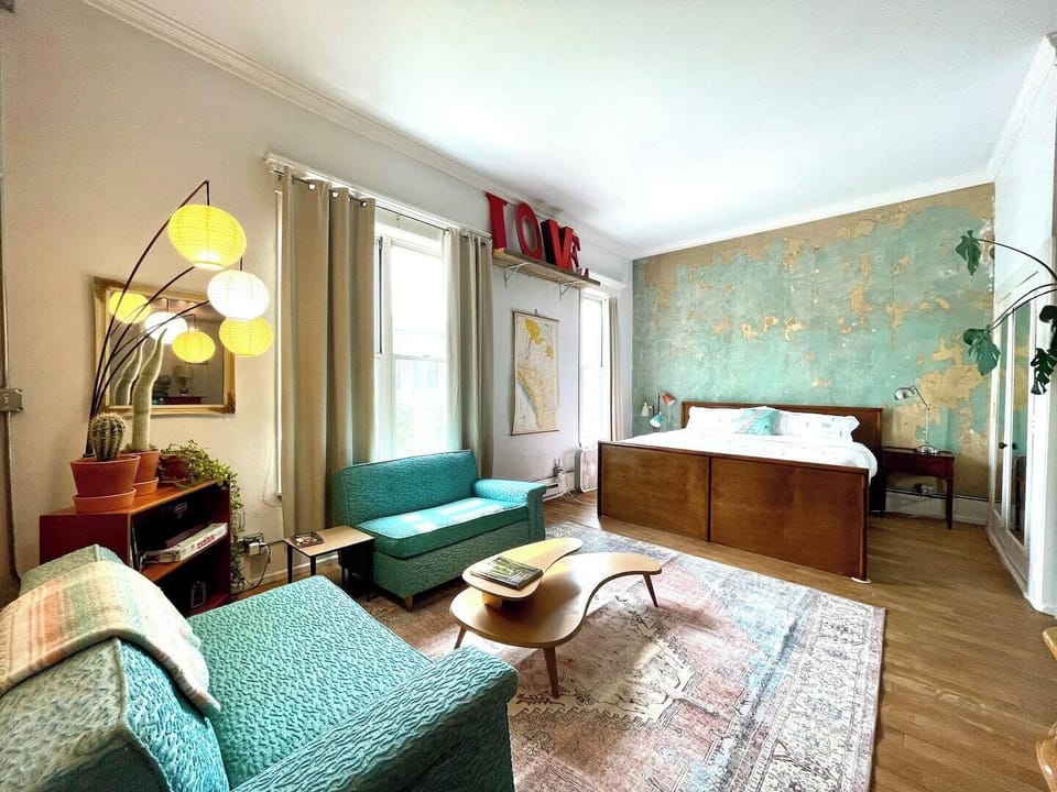 Sitting area + King Bed