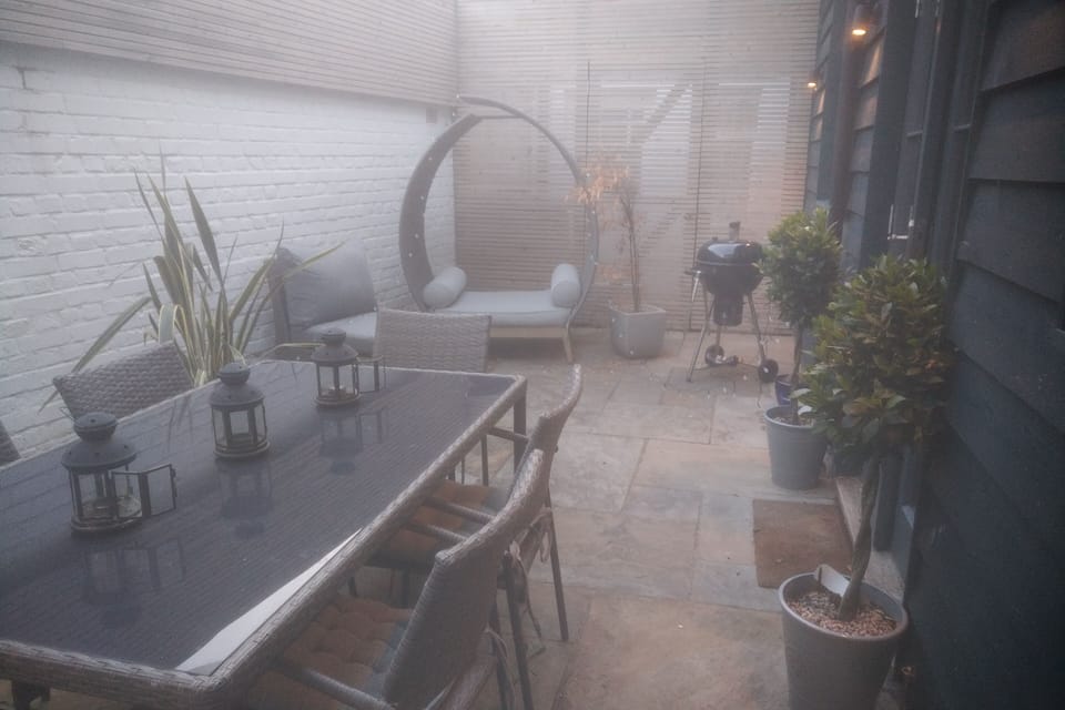 Courtyard with lighting, lanterns and fairy lights - great for entertaining