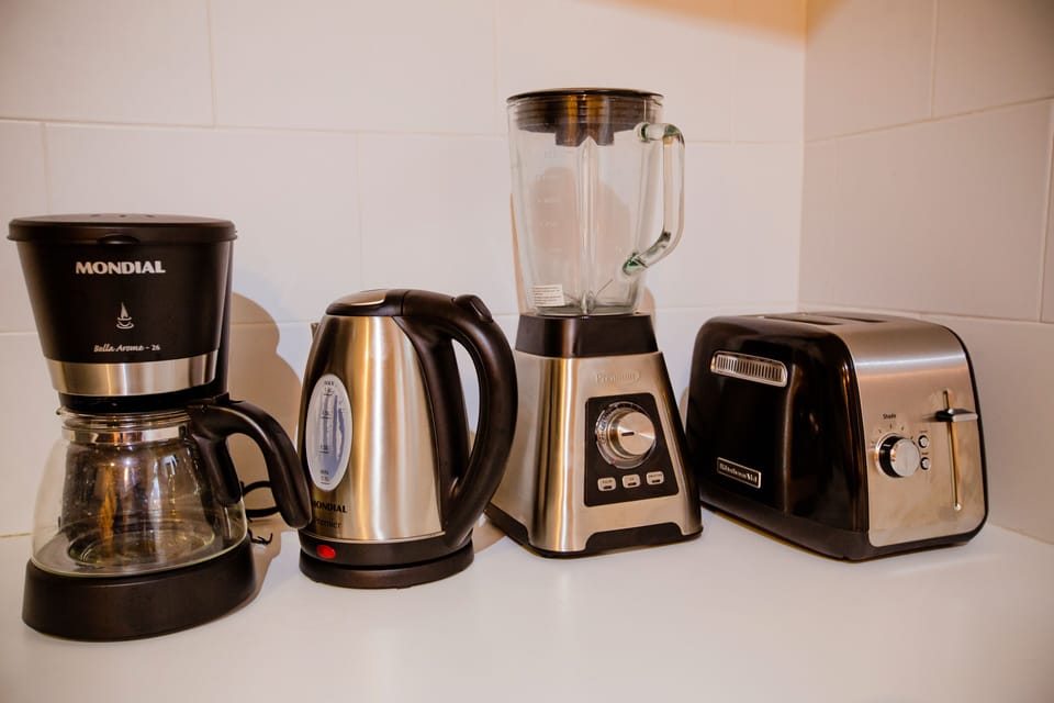Deluxe Apartment | Private kitchen | Fridge, microwave, stovetop, coffee/tea maker