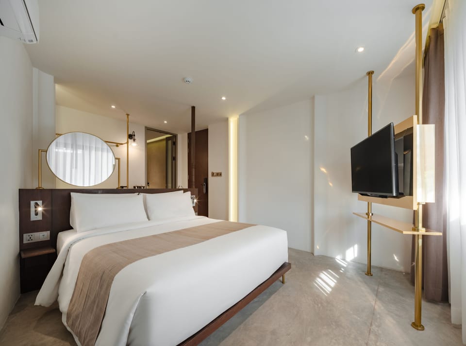 Deluxe Double Room | Bathroom | Slippers, towels