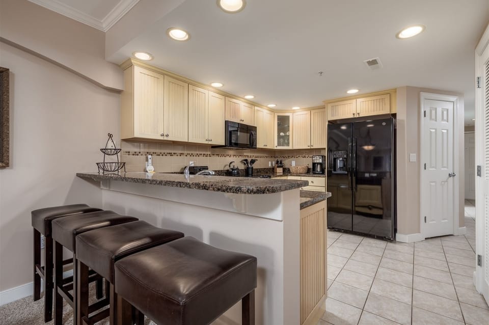Breakfast Bar with Seating for Four