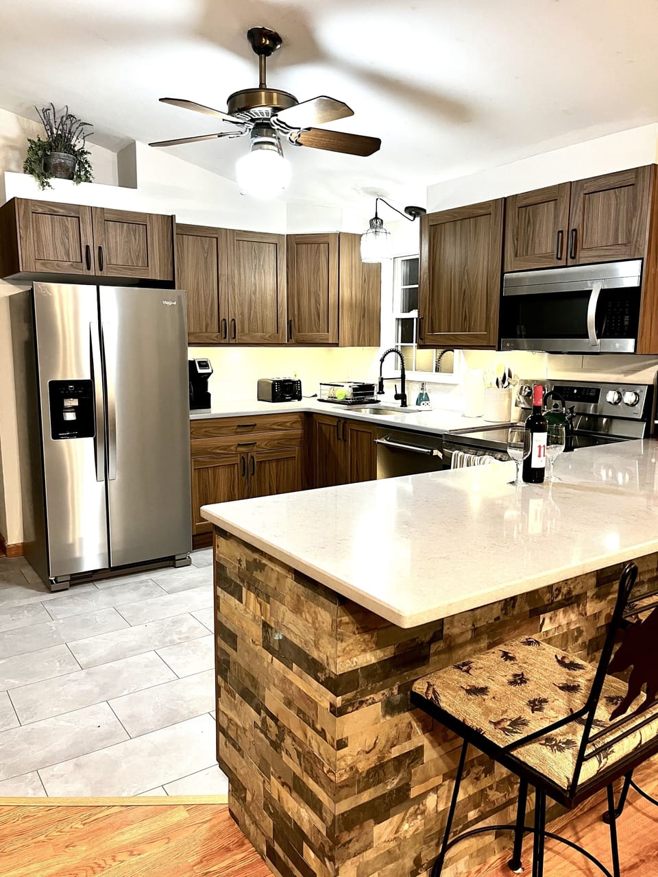 Brand new updated kitchen (2023)
Stainless steel appliances. Quartz countertops.