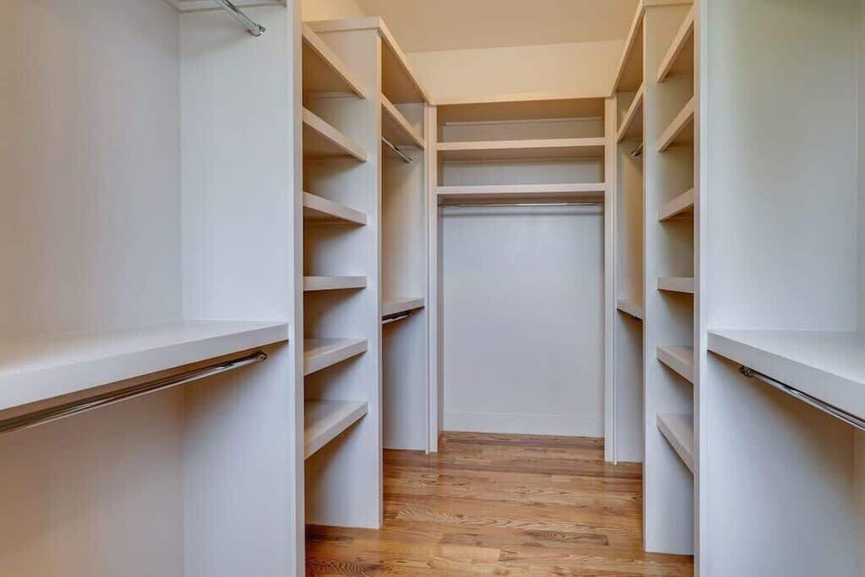 Bedroom 1 - 2nd Floor. 2 Full beds. Walk-in closet.