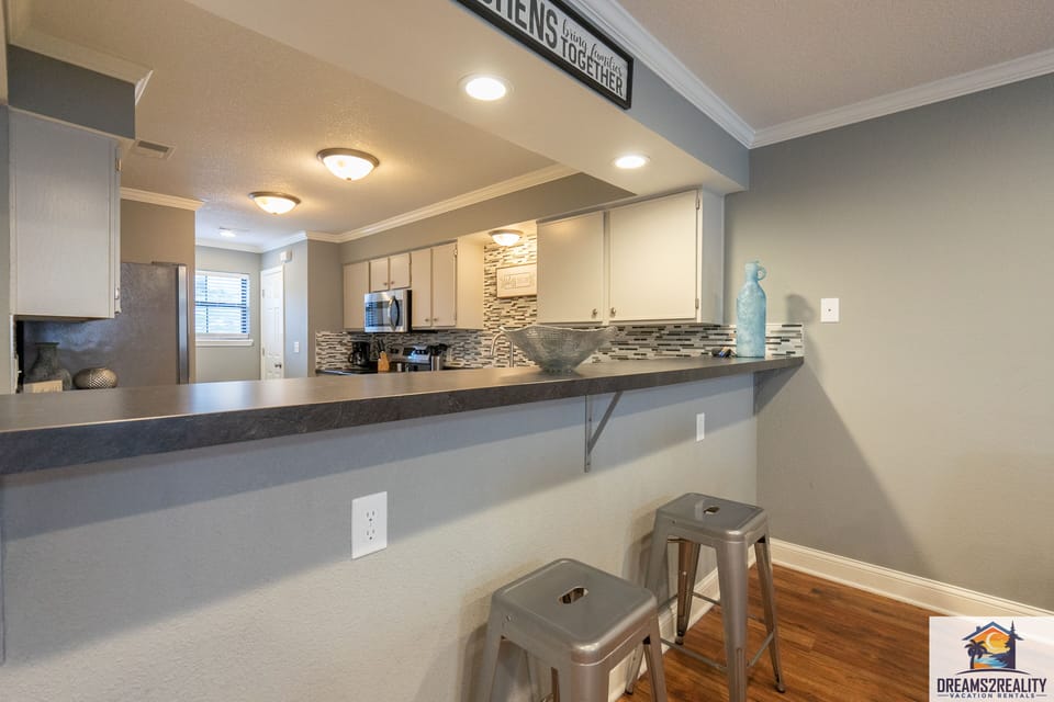 Breakfast Bar and Kitchen
