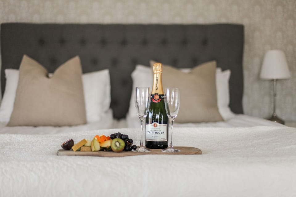 Suite | Desk, WiFi (free), bed sheets