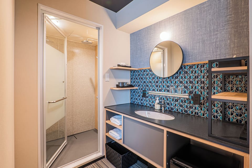 Deluxe Double Room, 1 King Bed, Non Smoking | Bathroom | Combined shower/tub, free toiletries, hair dryer, slippers