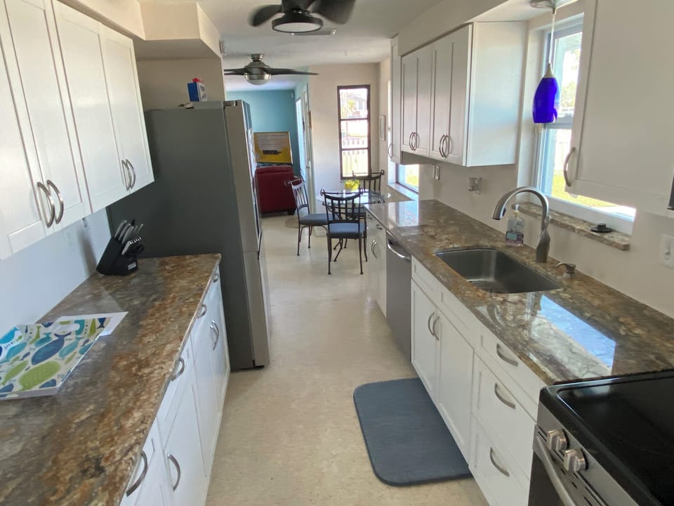 Fully-equipped kitchen with new appliances (2024), granite countertops, nook