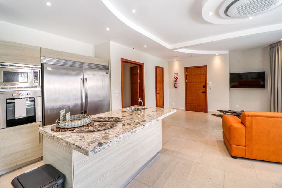 Luxury pool-front condo with private hot tub, balcony, fast WiFi - snowbirds OK Apartment in Playa Hermosa