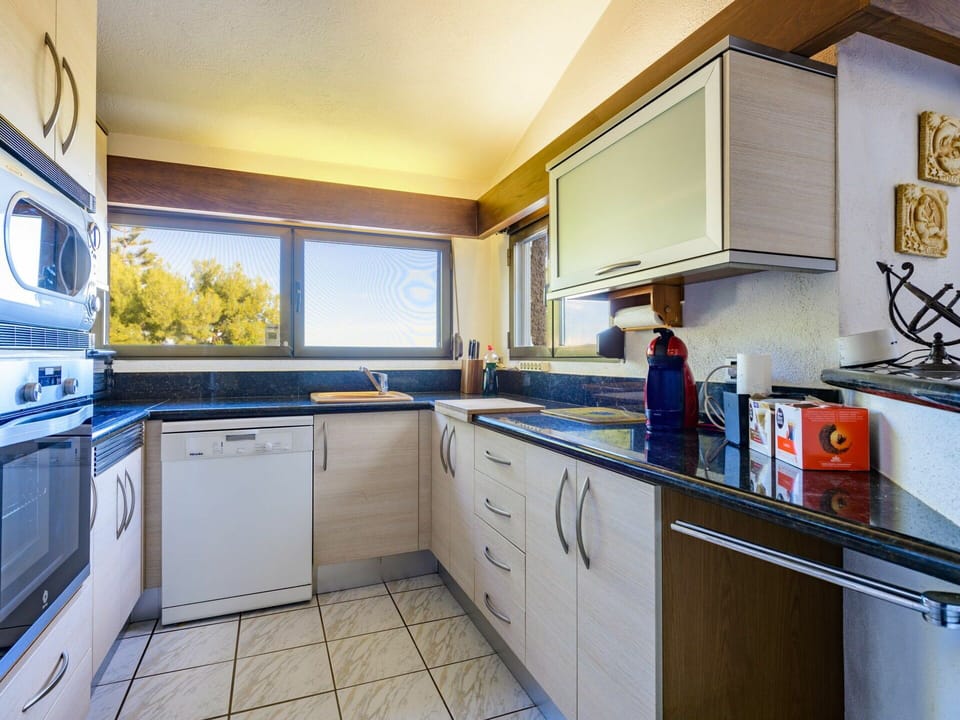 Tap, Countertop, Cabinetry, Kitchen Sink, Plumbing Fixture, Sink, Property, Kitchen Appliance, Kitchen Stove, Kitchen