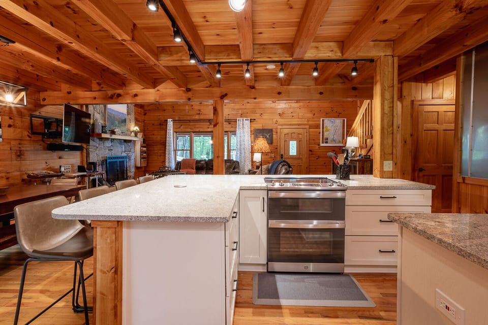 Fully Equipped Kitchen w/ all the Bells & Whistles
