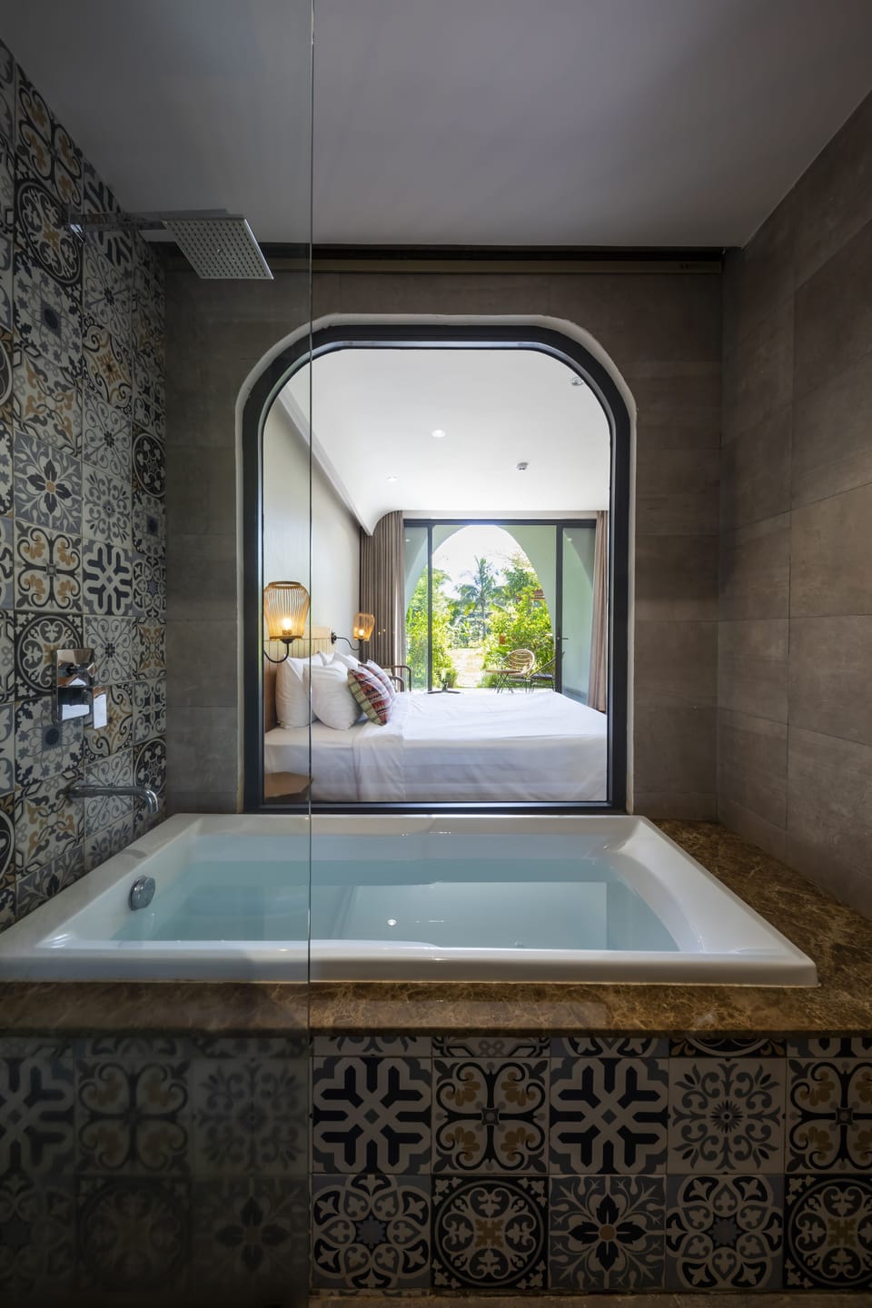 Design Suite, 1 King Bed, Patio, Garden View | Bathroom | Shower, hydromassage showerhead, free toiletries, hair dryer