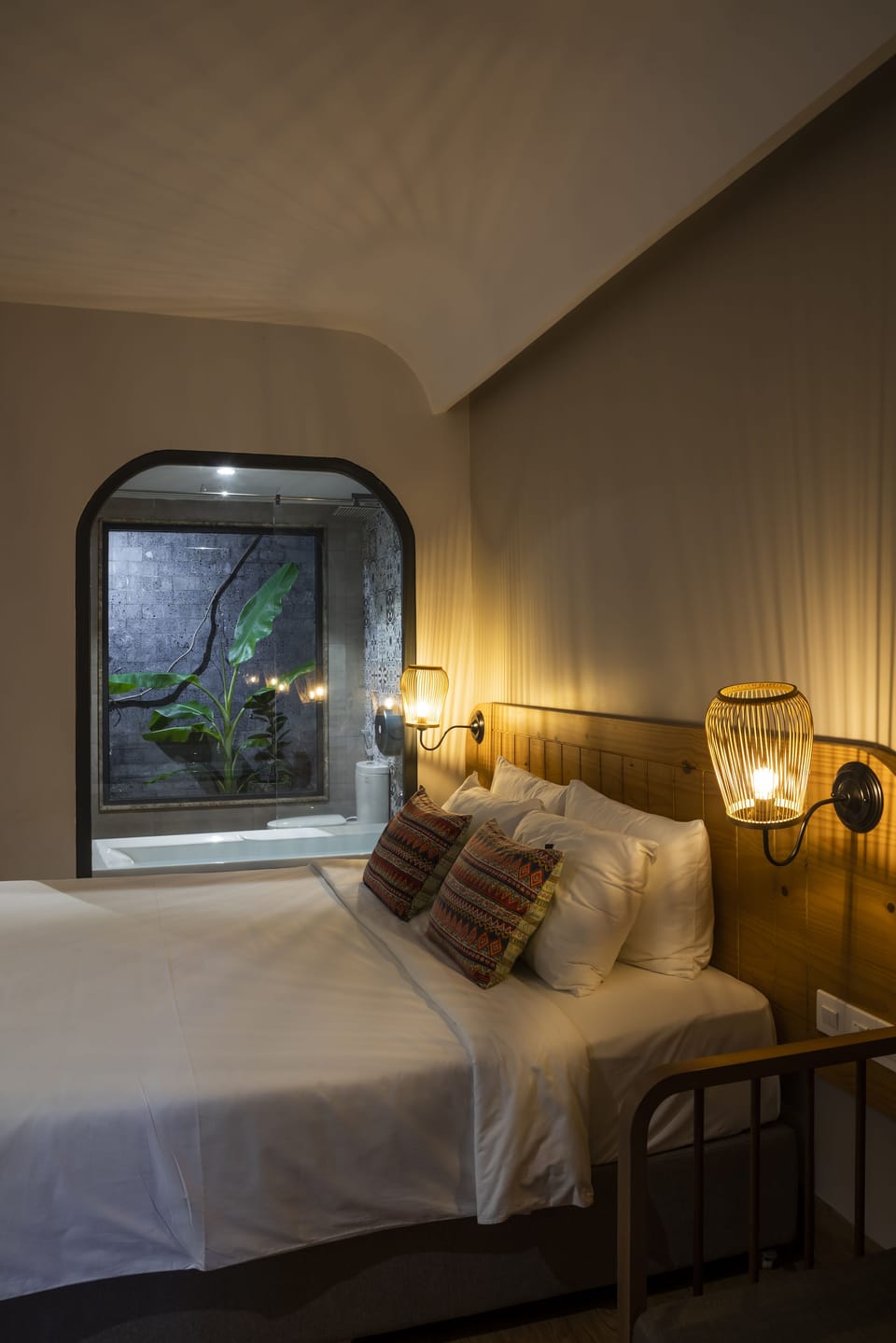 Design Suite, 1 King Bed, Patio, Garden View | Minibar, desk, laptop workspace, WiFi (free)