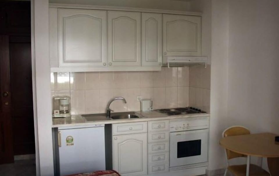Studio | Private kitchenette | Fridge, microwave, coffee/tea maker
