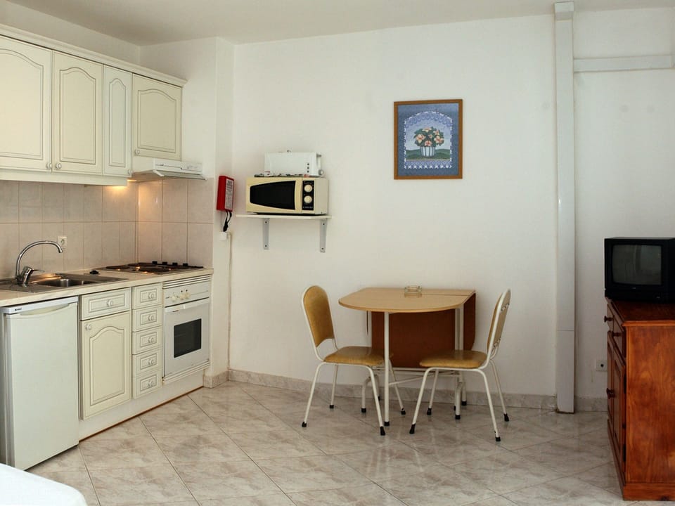 Studio | Private kitchen | Fridge, microwave, coffee/tea maker