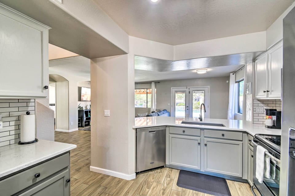 Fully Equipped Kitchen | Dishware & Flatware