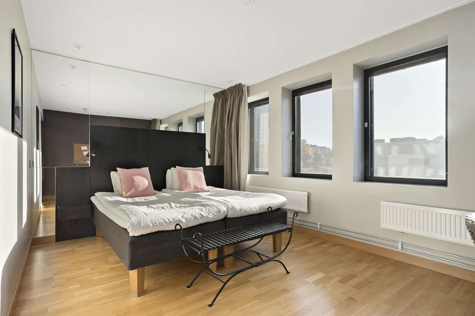 Standard Room, 1 Double Bed, Non Smoking | Pillowtop beds, desk, blackout drapes, soundproofing