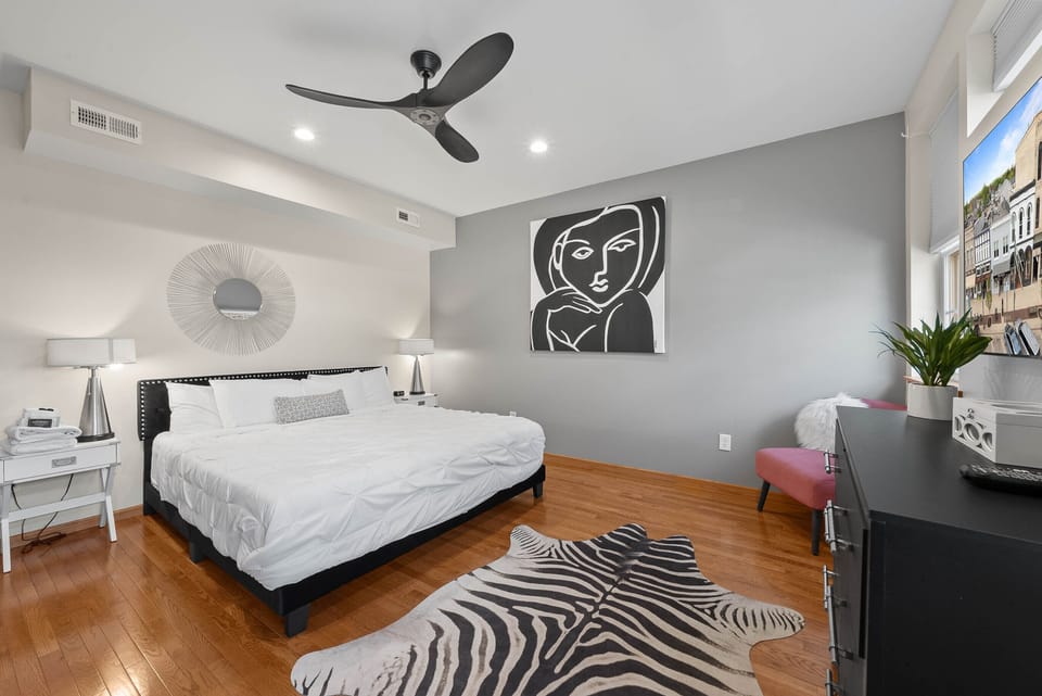 King bedroom, shared bathroom, smart TV