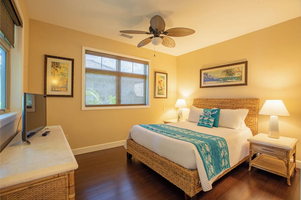 Upstairs Guest Bedroom with queen.