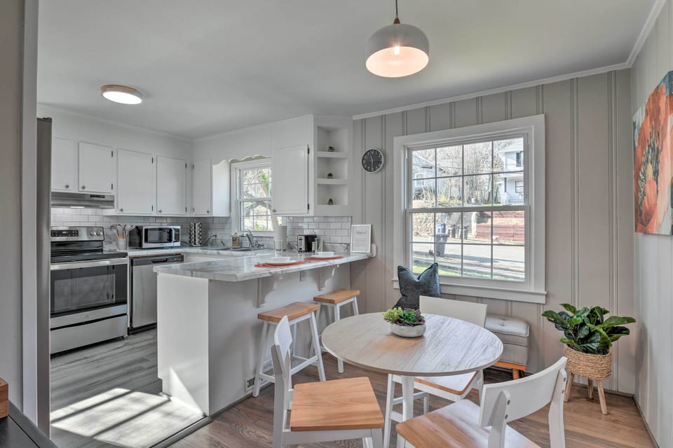 Kitchen | Fully Equipped w/ Cooking Basics