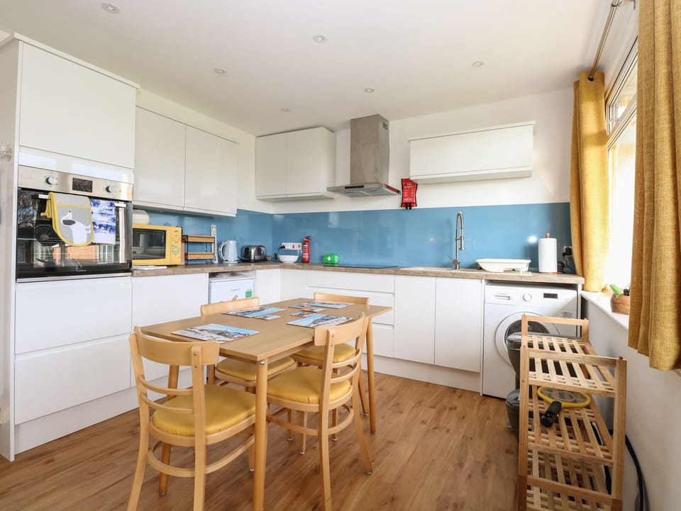 Cottage | Private kitchen | Fridge, microwave, electric kettle, toaster