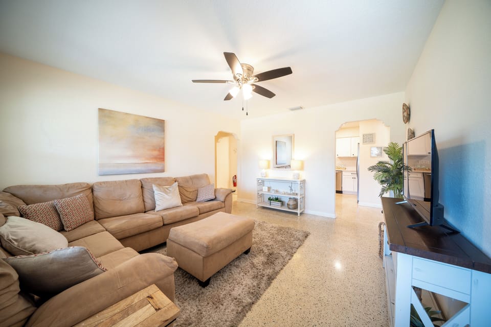 Living room with queen sleeper sofa for extra guests :)
