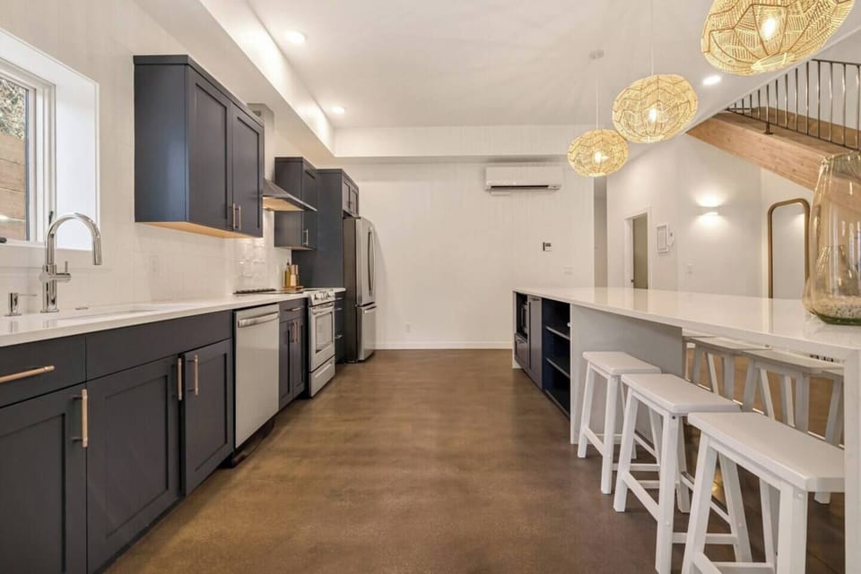 Full kitchen
