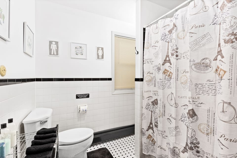 Upstairs full bathroom 