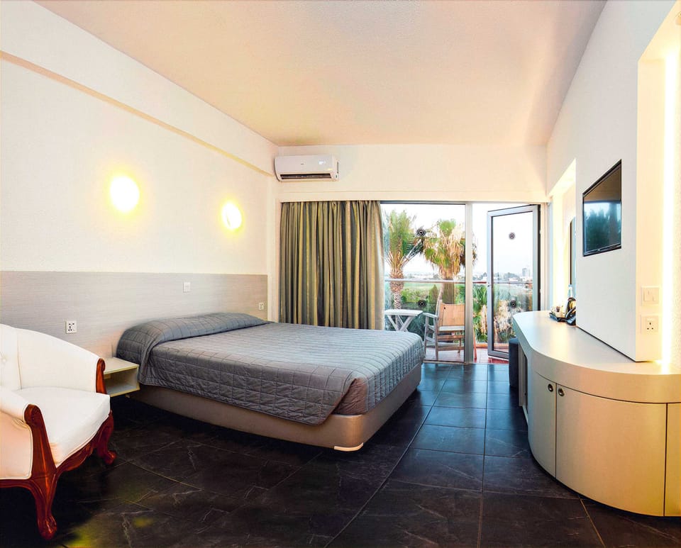 Superior Double Room | Minibar, in-room safe, individually furnished, desk