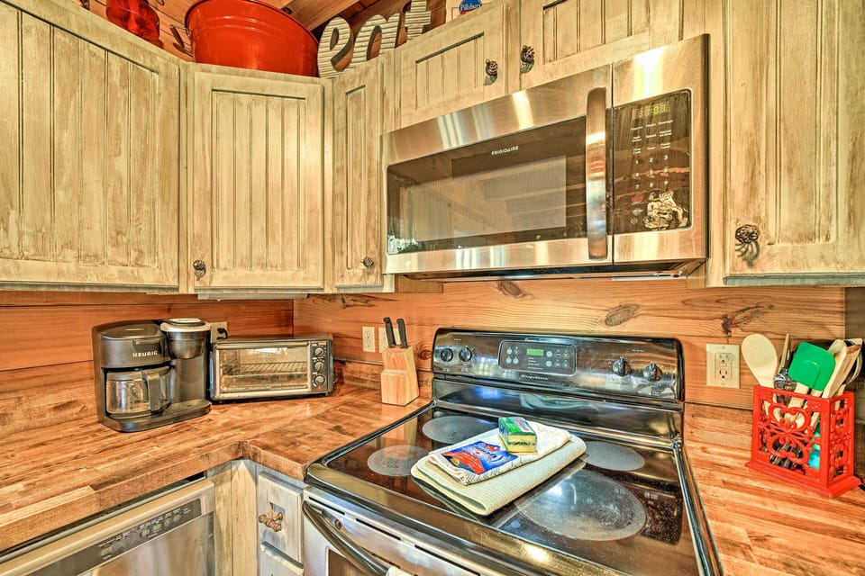 Kitchen | Fully Equipped w/ Cooking Basics