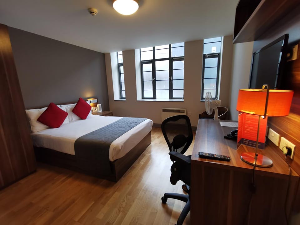 In-room safe, desk, iron/ironing board, bed sheets