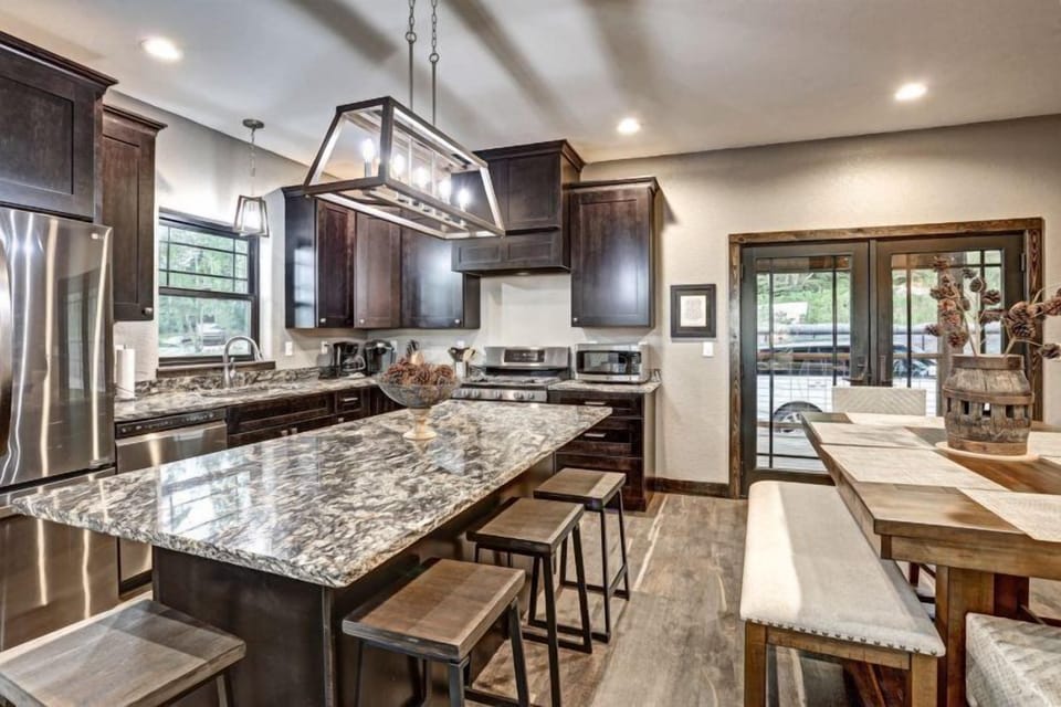 Kitchen & Dining