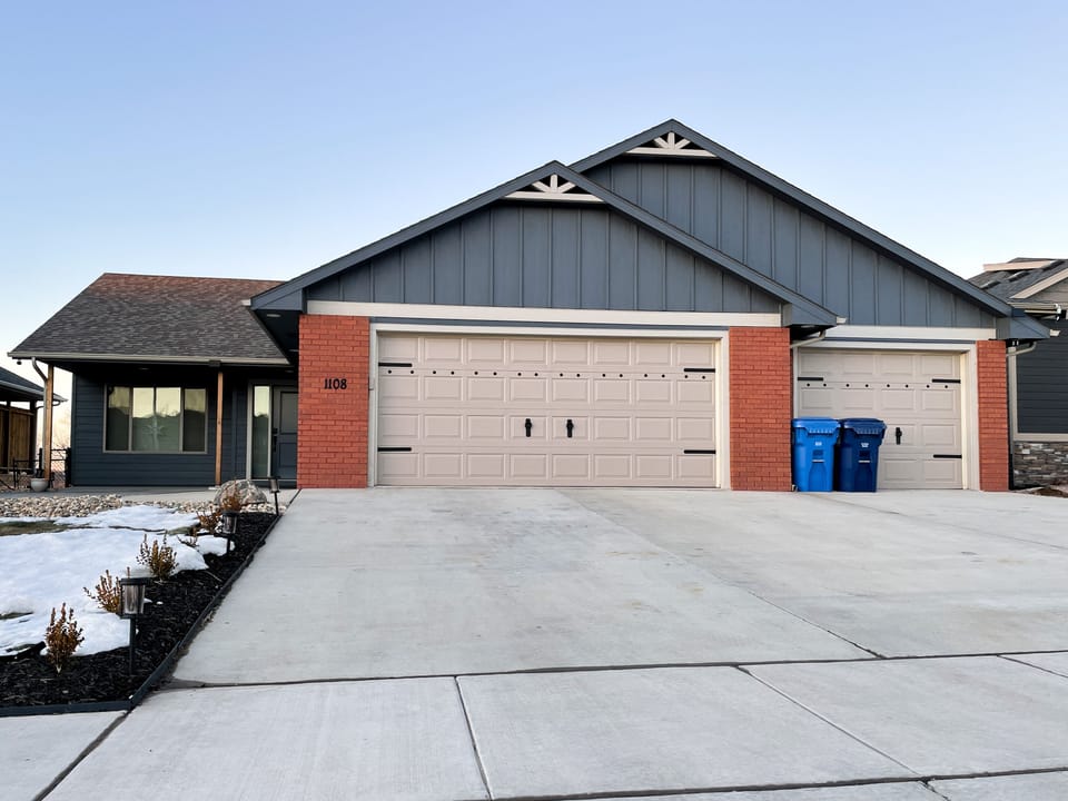 Big driveway for easy load and unload your belongings! The garage isn’t included
