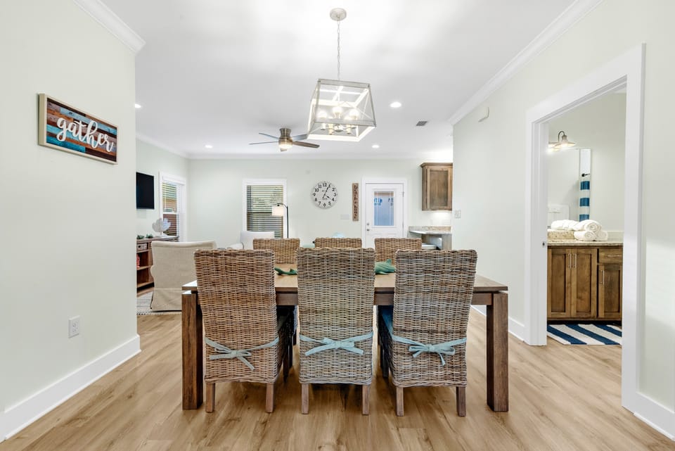 Dining Area - The spacious dining area features a table with seating for 6.