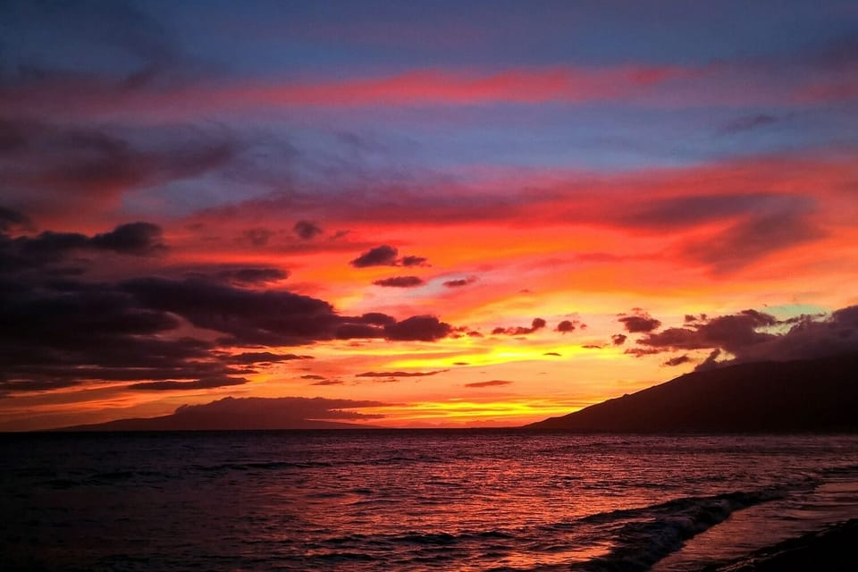 Awe-inspiring Maui sunset. A nightly magic