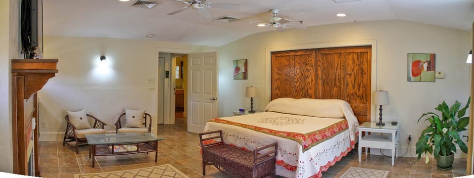Superior King Room | Desk, blackout drapes, iron/ironing board, WiFi (free)