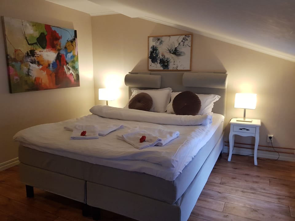 Luxury Room | Desk, soundproofing, WiFi (free), bed sheets