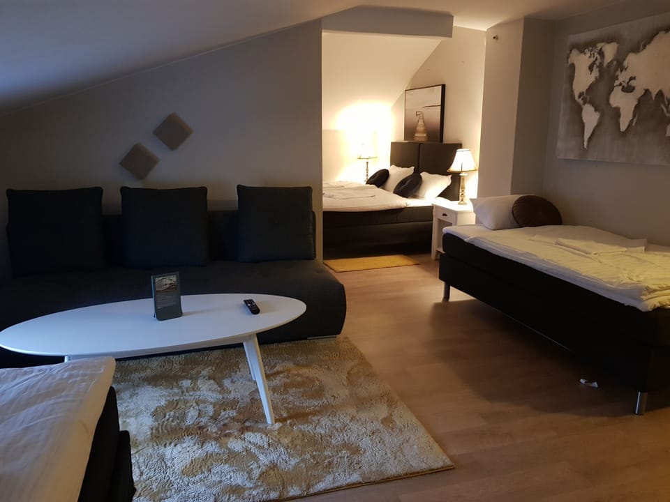 Quadruple Room | Desk, soundproofing, WiFi (free), bed sheets