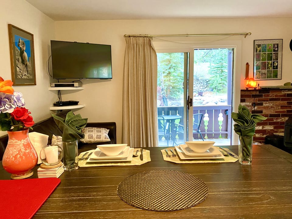 kitchen island and Living room facing to the Fall River.