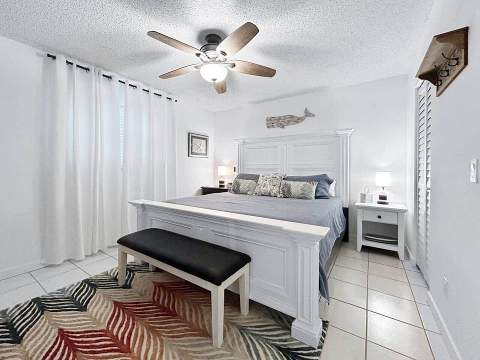 Serene and Spacious Bedroom Retreat with King size bed, views of the canal and Smart tv.
