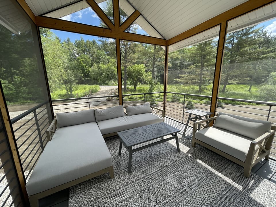 Screened-in porch 