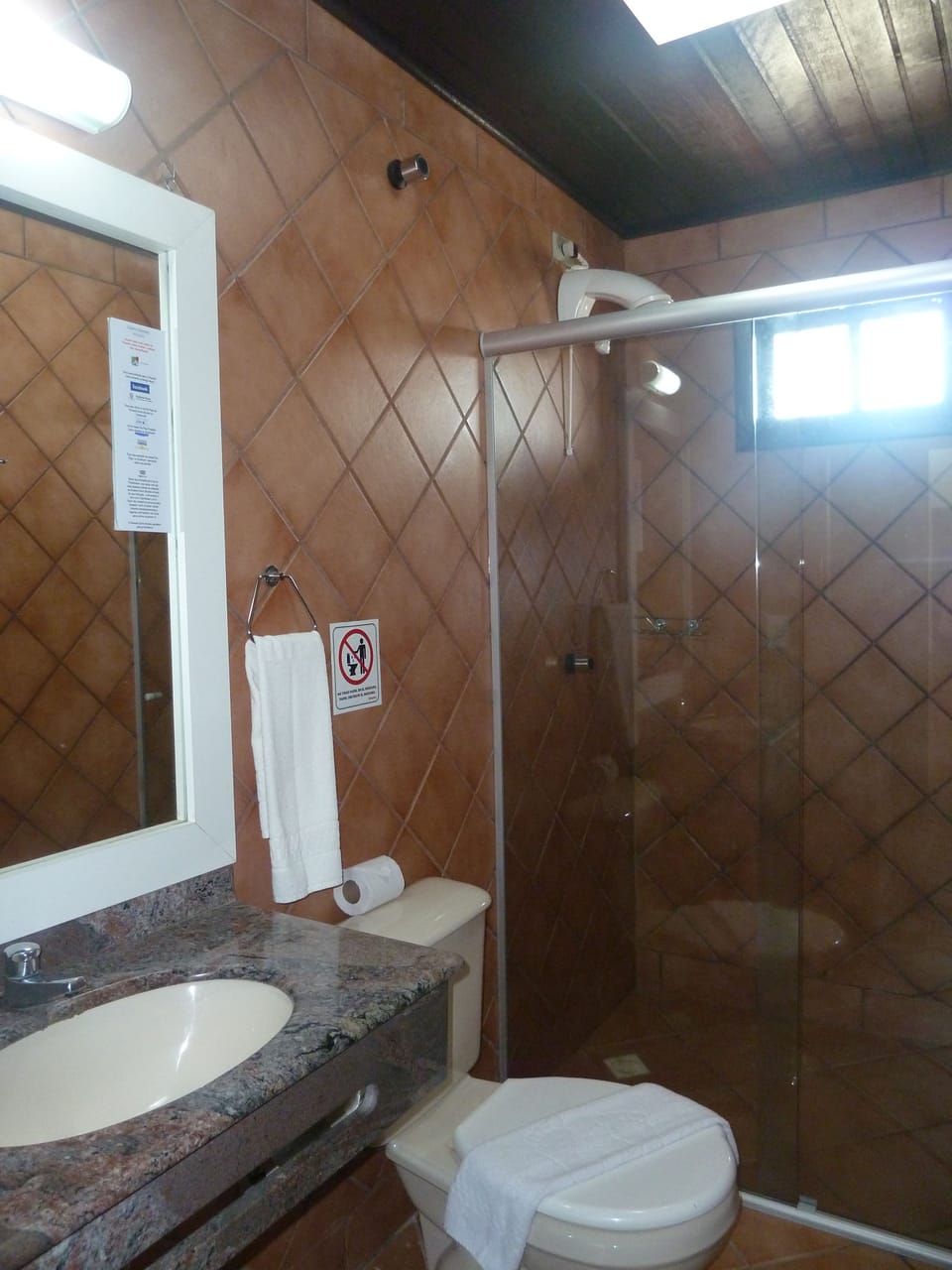 Vila dos pescadores - superior quadruplo | Minibar, in-room safe, desk, blackout drapes