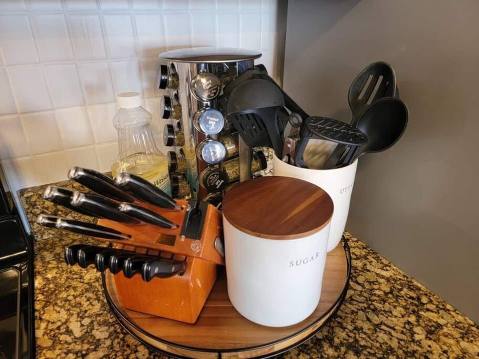 Equip your kitchen with a complete set of versatile utensils, perfect for cooking and baking. From stirring to serving, these essentials make meal prep a breeze! 