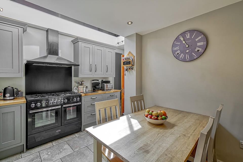 Kitchen dining area