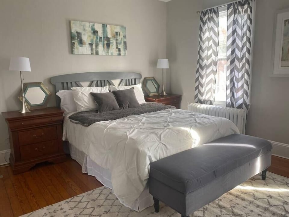 Master Bedroom with queen bed (1)