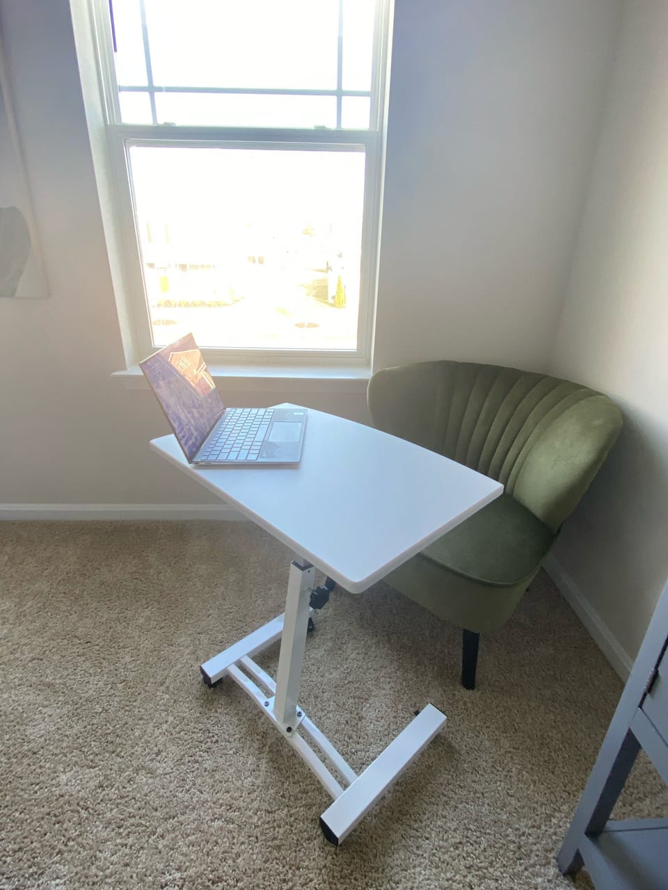 Mobile work desk offers many options for privacy if you have to work on vacation